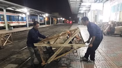Đời cửu vạn sân ga