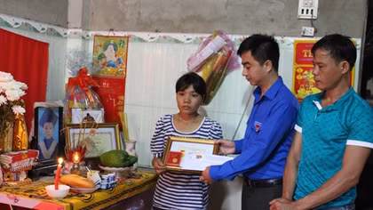 Trao huy hiệu “Tuổi trẻ dũng cảm” tặng em học sinh quên mình cứu 4 bạn đuối nước