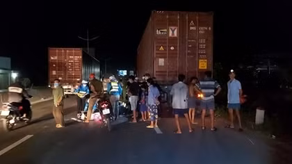 Lao vào xe đầu kéo, nam thanh niên nguy kịch