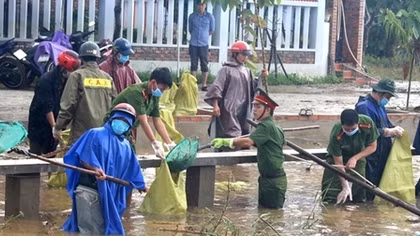 Tuổi trẻ Công an huyện Quan Sơn, Thanh Hóa giúp đồng bào vùng cao làm vệ sinh môi trường