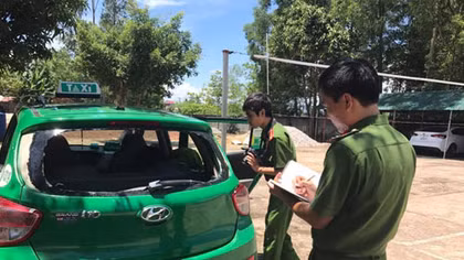 Truy đuổi, dùng súng hoa cải bắn bị thương 3 người trên xe taxi