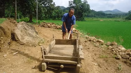 Lão nông khiếm thị một mình làm đường cho học sinh