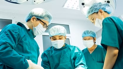 Sởn gai ốc xem BS phẫu thuật lấy dao bầu cắm xuyên não bệnh nhân