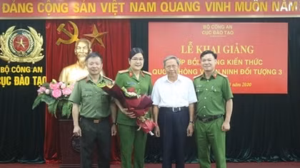 Khai giảng lớp Bồi dưỡng kiến thức quốc phòng và an ninh đối tượng 3 