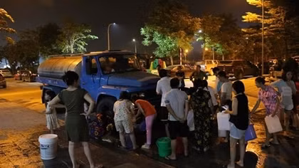 Nước sạch cấp cho dân HH1C Linh Đàm tanh, đục do xe chở chưa bảo đảm vệ sinh