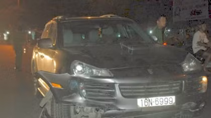 Siêu xe Porsche đâm liên hoàn 4 xe máy trên phố