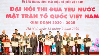 Chủ tịch HĐQT TNG Holdings Vietnam nhận bằng khen của Ủy ban Trung ương MTTQ Việt Nam