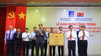 Gắn biển hai công trình dầu khí chào mừng ĐHĐB toàn quốc lần thứ XIII của Đảng