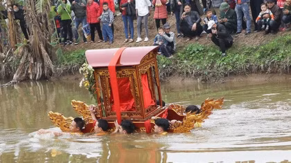 Độc đáo nghi thức lễ rước kiệu dưới ao