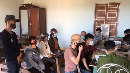 Đi chợ không đeo khẩu trang, 10 người dân bị xử phạt