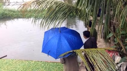 Người đàn ông đâm dao rồi nhẩy xuống ao tự vẫn