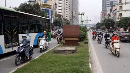 Cận cảnh đoạn đường "tử thần" trên phố Hà Nội