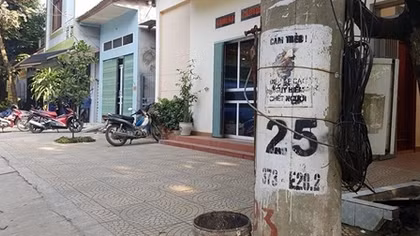 Nhiều biển báo về an toàn điện không đúng quy định 