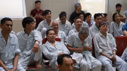 Đi bệnh viện cũng "không bỏ" trận đấu lịch sử của bóng đá Việt Nam
