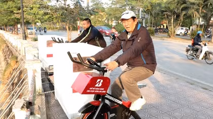  Người Hà Nội tranh thủ đạp xe tập thể dục lọc nước hồ