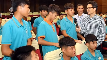 Phó Thủ tướng Vũ Đức Đam thăm trung tâm đào tạo bóng đá trẻ