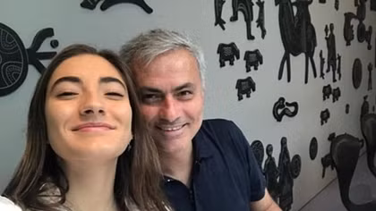 Mourinho vẫn mừng sinh nhật con gái trước cơn bão "đại chiến"