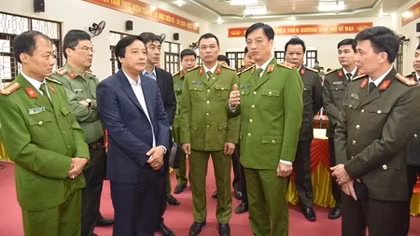 Lãnh đạo Bộ Công an kiểm tra việc cấp CCCD gắn chíp điện tử tại Phú Thọ