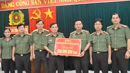 Bộ Công an trao quà ủng hộ bão lụt tại Quảng Trị