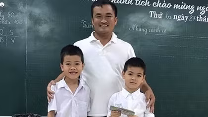 Trả lại gần 30 triệu đồng, 2 học sinh lớp 1 được tuyên dương