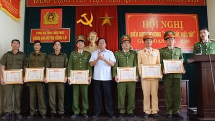 Công an huyện Sông Lô (tỉnh Vĩnh Phúc): Nhận thêm việc, tự nguyện làm thêm giờ phục vụ nhân dân