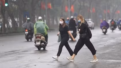 Lo dịch COVID-19, du khách nước ngoài tại Hà Nội tự giác đeo khẩu trang