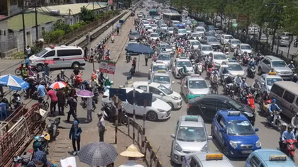 Vì sao taxi vẫn đại náo trước cổng Bệnh viện Bạch Mai?