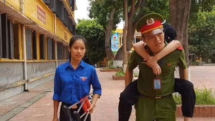 Hotboy HV Cảnh sát 3 ngày cõng thí sinh gãy chân vào phòng thi
