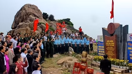 Thiêng liêng Lễ chào cờ ở điểm đến cực Đông của Tổ quốc