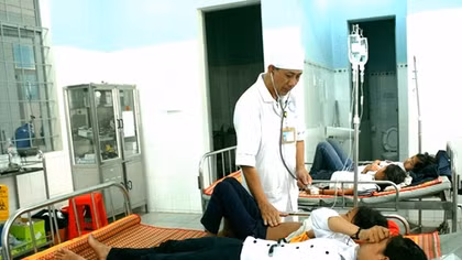 84 học sinh nhập viên sau khi ăn bánh, uống sữa từ thiện