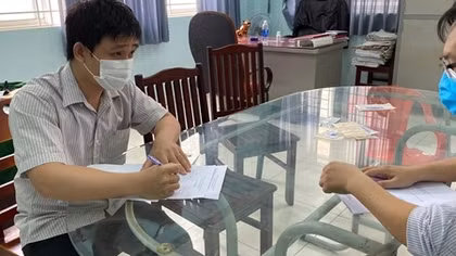 Triệu tập 2 đối tượng thu mua sổ bảo hiểm xã hội