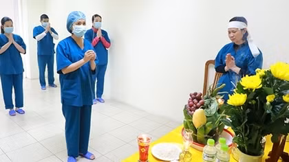 Lập bàn thờ chịu tang cha ở khu cách ly