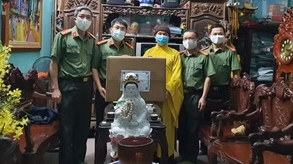 Công an Bắc Giang tặng 4 nghìn khẩu trang cho các cơ sở tôn giáo