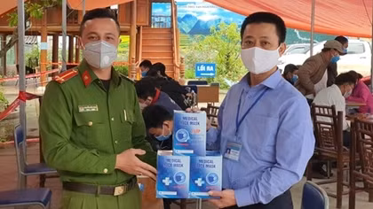 Công an Hà Giang trao thiết bị phòng, chống dịch COVID-19