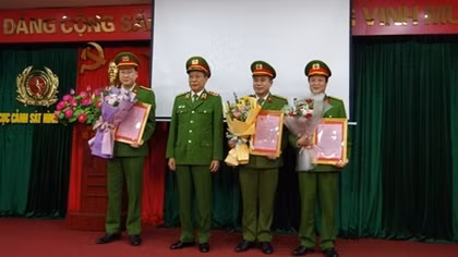 Khen thưởng thành tích đấu tranh triệt phá đường dây mua bán người dưới 16 tuổi
