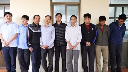 Bù nước vào khoang tàu để trộm cắp than
