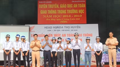 Tuyên truyền Luật Giao thông đường bộ và hướng dẫn lái xe an toàn tại trường học