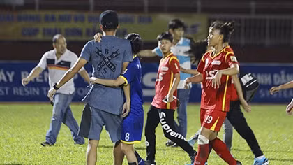 Cầu thủ nữ ẩu đả, HLV xin lỗi