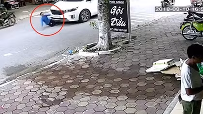 Lái ô tô đâm gãy chân đối thủ chỉ vì... chiếc điện thoại