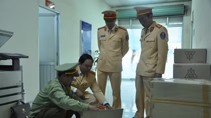 Lô mỹ phẩm “khủng” không hóa đơn chứng từ theo tàu về ga Giáp Bát