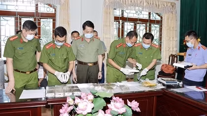 Triệt phá đường dây vận chuyển 30 bánh heroin