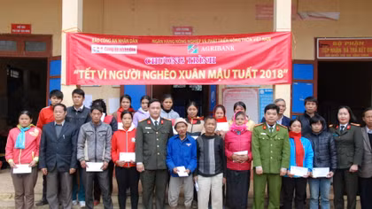 Thêm sắc xuân với đồng bào nghèo Tân Lạc