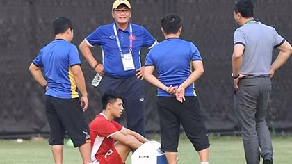 Olympic Việt Nam đón hung tin: Trung vệ Đình Trọng chấn thương