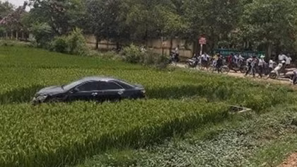 Camry đâm 3 học sinh tử vong rồi bay xuống ruộng