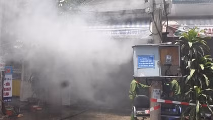 Cháy cửa hàng làm tóc, nhiều người hoảng loạn