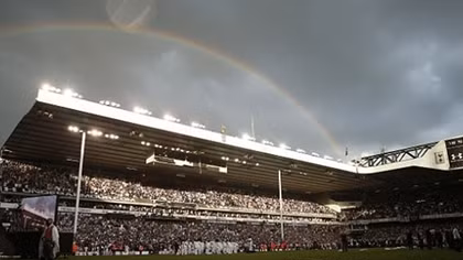 CĐV Tottenham dỡ ghế, bứt cỏ sau trận đấu tạm biệt White Hart Lane