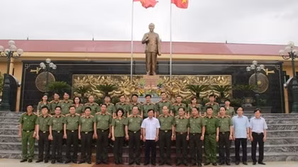Xây dựng hình ảnh người chiến sỹ Công an hết lòng vì nhân dân phục vụ