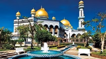 Choáng ngợp cung điện bằng vàng nguyên khối ở Brunei