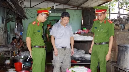 Phát hiện cơ sở sản xuất bún sử dụng chất cấm Formol