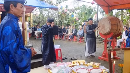 Du khách hào hứng trẩy hội giỗ tổ mộc truyền thống Kim Bồng